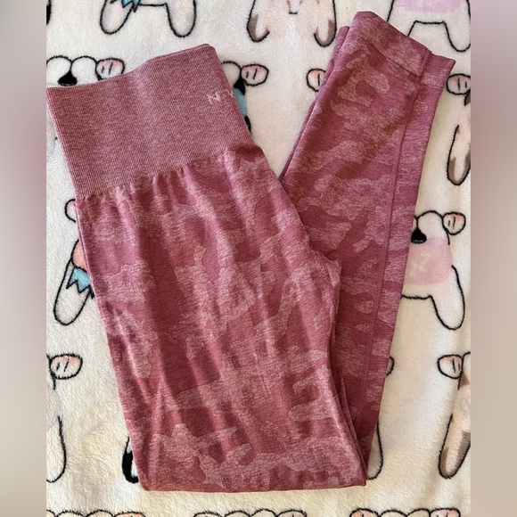 Pastel Pink Camo Seamless Leggings, size L - Picture 9 of 11